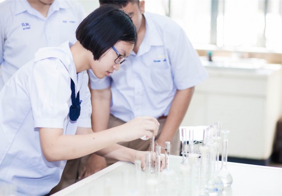 ภาพกิจกรรม โปรแกรมวิชาเคมี จัดการอบรมเชิงปฏิบัติการ เรื่อง การทำโครงงานวิทยาศาสตร์ สาขาเคมี