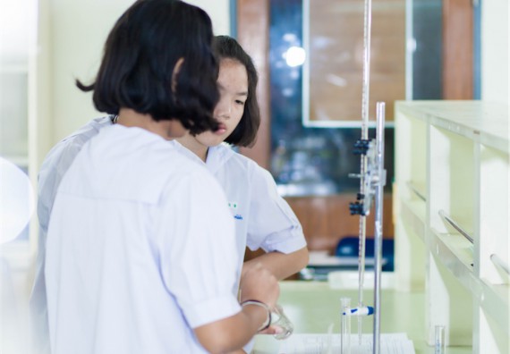 ภาพกิจกรรม โปรแกรมวิชาเคมี จัดการอบรมเชิงปฏิบัติการ เรื่อง การทำโครงงานวิทยาศาสตร์ สาขาเคมี