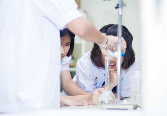 ภาพกิจกรรม โปรแกรมวิชาเคมี จัดการอบรมเชิงปฏิบัติการ เรื่อง การทำโครงงานวิทยาศาสตร์ สาขาเคมี