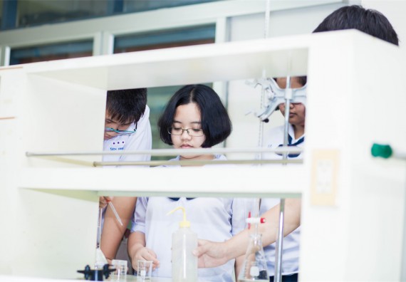 ภาพกิจกรรม โปรแกรมวิชาเคมี จัดการอบรมเชิงปฏิบัติการ เรื่อง การทำโครงงานวิทยาศาสตร์ สาขาเคมี