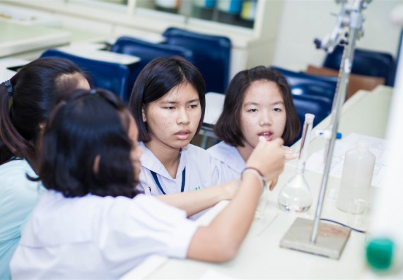 ภาพกิจกรรม โปรแกรมวิชาเคมี จัดการอบรมเชิงปฏิบัติการ เรื่อง การทำโครงงานวิทยาศาสตร์ สาขาเคมี