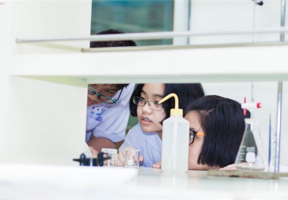 ภาพกิจกรรม โปรแกรมวิชาเคมี จัดการอบรมเชิงปฏิบัติการ เรื่อง การทำโครงงานวิทยาศาสตร์ สาขาเคมี