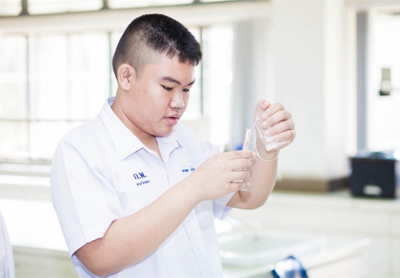 ภาพกิจกรรม โปรแกรมวิชาเคมี จัดการอบรมเชิงปฏิบัติการ เรื่อง การทำโครงงานวิทยาศาสตร์ สาขาเคมี