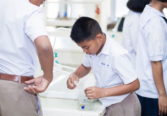 ภาพกิจกรรม โปรแกรมวิชาเคมี จัดการอบรมเชิงปฏิบัติการ เรื่อง การทำโครงงานวิทยาศาสตร์ สาขาเคมี