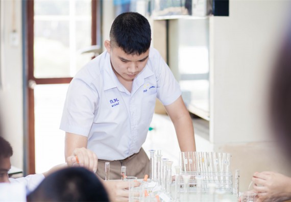 ภาพกิจกรรม โปรแกรมวิชาเคมี จัดการอบรมเชิงปฏิบัติการ เรื่อง การทำโครงงานวิทยาศาสตร์ สาขาเคมี