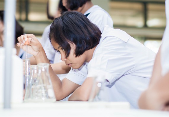 ภาพกิจกรรม โปรแกรมวิชาเคมี จัดการอบรมเชิงปฏิบัติการ เรื่อง การทำโครงงานวิทยาศาสตร์ สาขาเคมี