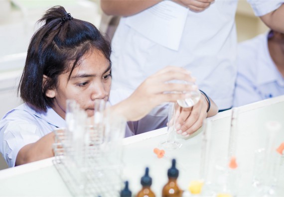 ภาพกิจกรรม โปรแกรมวิชาเคมี จัดการอบรมเชิงปฏิบัติการ เรื่อง การทำโครงงานวิทยาศาสตร์ สาขาเคมี