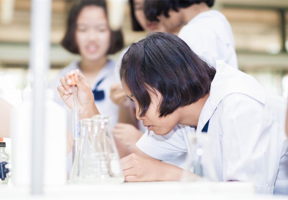 ภาพกิจกรรม โปรแกรมวิชาเคมี จัดการอบรมเชิงปฏิบัติการ เรื่อง การทำโครงงานวิทยาศาสตร์ สาขาเคมี