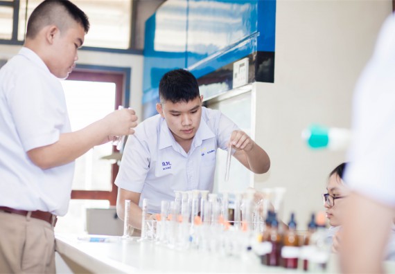 ภาพกิจกรรม โปรแกรมวิชาเคมี จัดการอบรมเชิงปฏิบัติการ เรื่อง การทำโครงงานวิทยาศาสตร์ สาขาเคมี