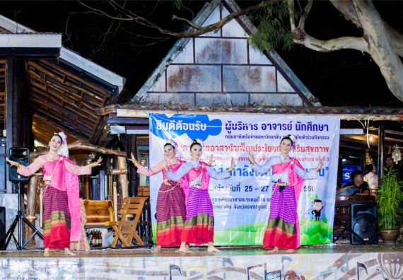 ภาพกิจกรรม โครงการอบรมเชิงปฏิบัติการค่ายอาสาบำเพ็ญประโยชน์ส่งเสริมสุขภาพ เสริมสร้างคุณธรรมจริยธรรมและบูรณาการเรียนรู้เพื่อทำนุบำรุงศิลปวัฒนธรรม ครั้งที่ 3