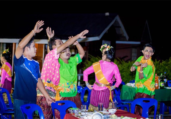 ภาพกิจกรรม โครงการอบรมเชิงปฏิบัติการค่ายอาสาบำเพ็ญประโยชน์ส่งเสริมสุขภาพ เสริมสร้างคุณธรรมจริยธรรมและบูรณาการเรียนรู้เพื่อทำนุบำรุงศิลปวัฒนธรรม ครั้งที่ 3