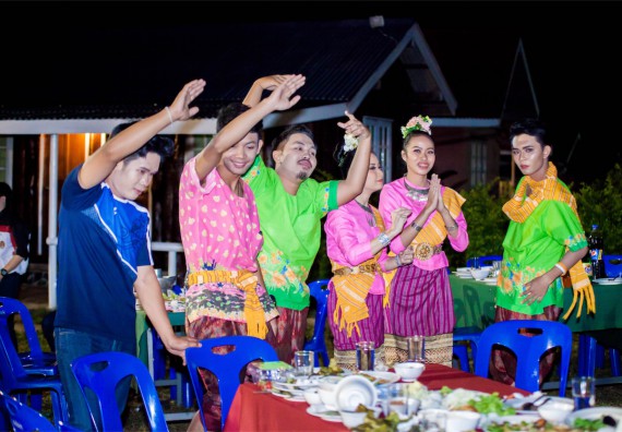 ภาพกิจกรรม โครงการอบรมเชิงปฏิบัติการค่ายอาสาบำเพ็ญประโยชน์ส่งเสริมสุขภาพ เสริมสร้างคุณธรรมจริยธรรมและบูรณาการเรียนรู้เพื่อทำนุบำรุงศิลปวัฒนธรรม ครั้งที่ 3