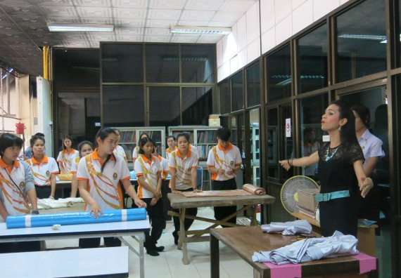 ภาพกิจกรรม โปรแกรมวิชาสาธารณสุขศาสตร์ จัดการอบรม เรื่อง เทคนิคการจับจีบผ้า