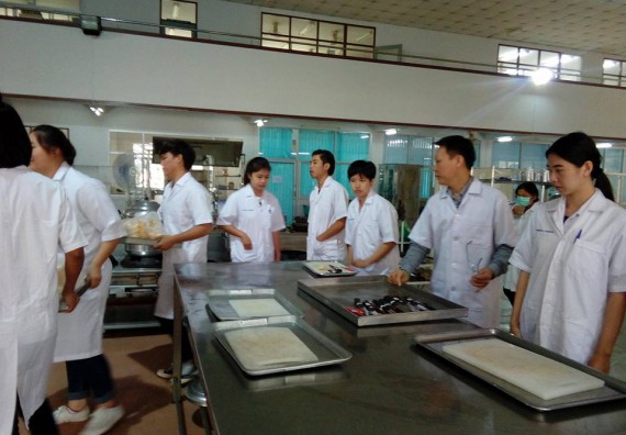 ภาพกิจกรรม โปรแกรมวิชาวิทยาศาสตร์และเทคโนโลยีการอาหาร จัดการอบรมเชิงปฏิบัติการ เรื่อง การผลิตอาหารกระป๋อง