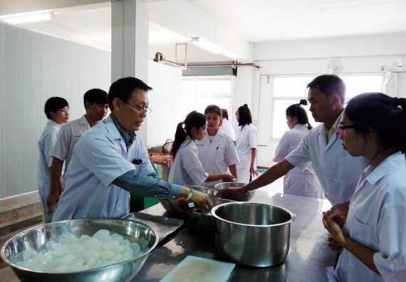 ภาพกิจกรรม โปรแกรมวิชาวิทยาศาสตร์และเทคโนโลยีการอาหาร จัดการอบรมเชิงปฏิบัติการ เรื่อง การผลิตอาหารกระป๋อง