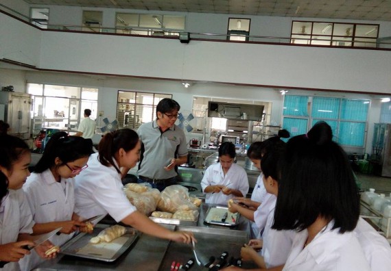 ภาพกิจกรรม โปรแกรมวิชาวิทยาศาสตร์และเทคโนโลยีการอาหาร จัดการอบรมเชิงปฏิบัติการ เรื่อง การผลิตอาหารกระป๋อง