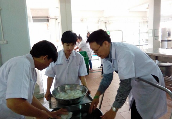 ภาพกิจกรรม โปรแกรมวิชาวิทยาศาสตร์และเทคโนโลยีการอาหาร จัดการอบรมเชิงปฏิบัติการ เรื่อง การผลิตอาหารกระป๋อง