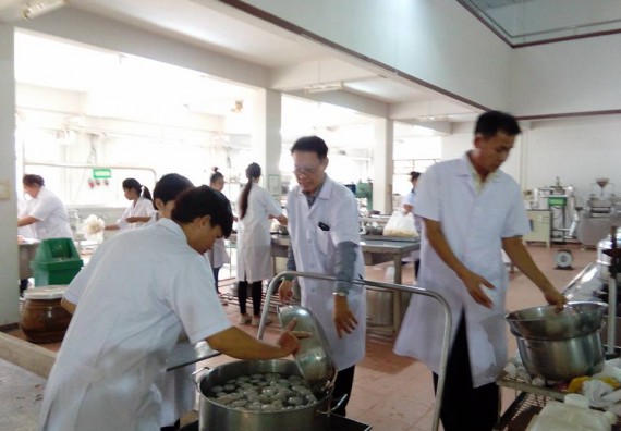 ภาพกิจกรรม โปรแกรมวิชาวิทยาศาสตร์และเทคโนโลยีการอาหาร จัดการอบรมเชิงปฏิบัติการ เรื่อง การผลิตอาหารกระป๋อง