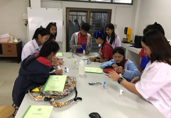 ภาพกิจกรรม โปรแกรมวิชาวิทยาศาสตร์และเทคโนโลยีการอาหาร ได้จัดการอบรมเชิงปฏิบัติการ เรื่อง อาหารปลอดภัยในโรงเรียน