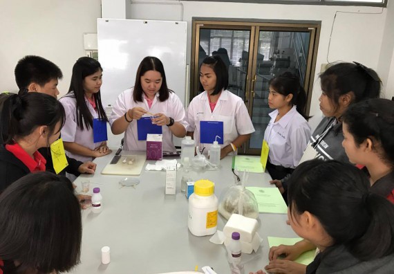 ภาพกิจกรรม โปรแกรมวิชาวิทยาศาสตร์และเทคโนโลยีการอาหาร ได้จัดการอบรมเชิงปฏิบัติการ เรื่อง อาหารปลอดภัยในโรงเรียน