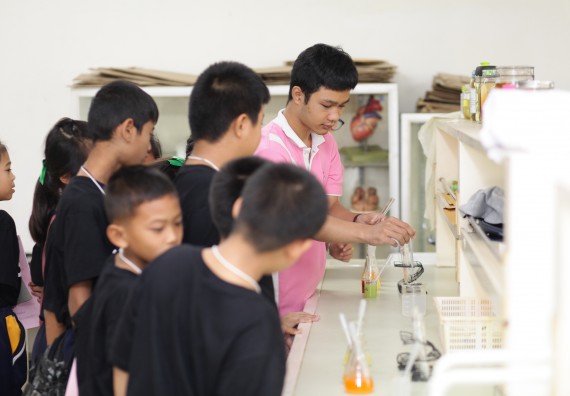 ภาพกิจกรรม คณะวิทยาศาสตร์และเทคโนโลยี จัดกิจกรรมค่ายวิทยาศาสตร์โรงเรียนเจริญสุขอุดมวิทยา