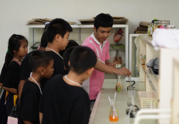 ภาพกิจกรรม คณะวิทยาศาสตร์และเทคโนโลยี จัดกิจกรรมค่ายวิทยาศาสตร์โรงเรียนเจริญสุขอุดมวิทยา