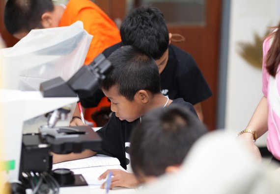 ภาพกิจกรรม คณะวิทยาศาสตร์และเทคโนโลยี จัดกิจกรรมค่ายวิทยาศาสตร์โรงเรียนเจริญสุขอุดมวิทยา