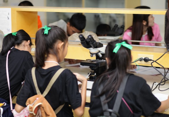 ภาพกิจกรรม คณะวิทยาศาสตร์และเทคโนโลยี จัดกิจกรรมค่ายวิทยาศาสตร์โรงเรียนเจริญสุขอุดมวิทยา