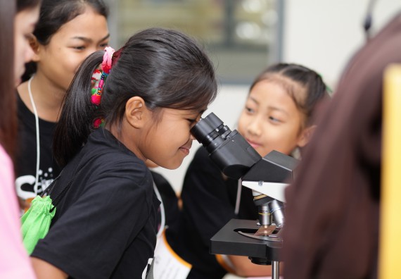 ภาพกิจกรรม คณะวิทยาศาสตร์และเทคโนโลยี จัดกิจกรรมค่ายวิทยาศาสตร์โรงเรียนเจริญสุขอุดมวิทยา