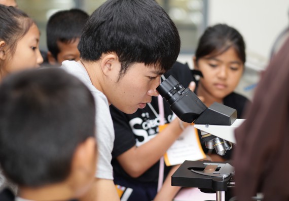 ภาพกิจกรรม คณะวิทยาศาสตร์และเทคโนโลยี จัดกิจกรรมค่ายวิทยาศาสตร์โรงเรียนเจริญสุขอุดมวิทยา
