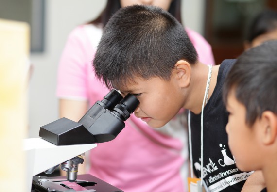 ภาพกิจกรรม คณะวิทยาศาสตร์และเทคโนโลยี จัดกิจกรรมค่ายวิทยาศาสตร์โรงเรียนเจริญสุขอุดมวิทยา