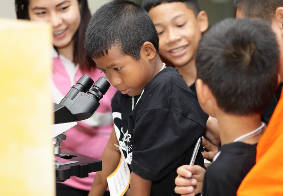 ภาพกิจกรรม คณะวิทยาศาสตร์และเทคโนโลยี จัดกิจกรรมค่ายวิทยาศาสตร์โรงเรียนเจริญสุขอุดมวิทยา