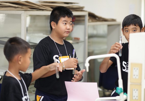 ภาพกิจกรรม คณะวิทยาศาสตร์และเทคโนโลยี จัดกิจกรรมค่ายวิทยาศาสตร์โรงเรียนเจริญสุขอุดมวิทยา