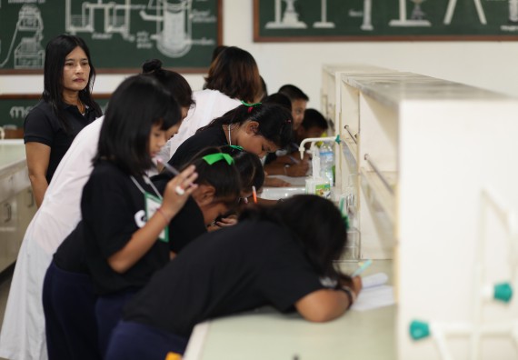 ภาพกิจกรรม คณะวิทยาศาสตร์และเทคโนโลยี จัดกิจกรรมค่ายวิทยาศาสตร์โรงเรียนเจริญสุขอุดมวิทยา