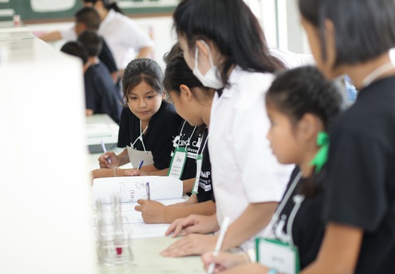 ภาพกิจกรรม คณะวิทยาศาสตร์และเทคโนโลยี จัดกิจกรรมค่ายวิทยาศาสตร์โรงเรียนเจริญสุขอุดมวิทยา