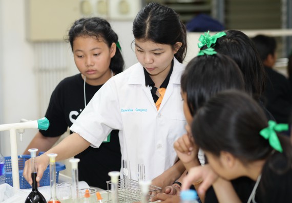 ภาพกิจกรรม คณะวิทยาศาสตร์และเทคโนโลยี จัดกิจกรรมค่ายวิทยาศาสตร์โรงเรียนเจริญสุขอุดมวิทยา