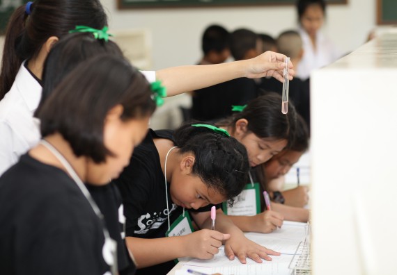 ภาพกิจกรรม คณะวิทยาศาสตร์และเทคโนโลยี จัดกิจกรรมค่ายวิทยาศาสตร์โรงเรียนเจริญสุขอุดมวิทยา