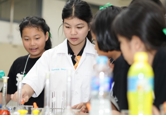 ภาพกิจกรรม คณะวิทยาศาสตร์และเทคโนโลยี จัดกิจกรรมค่ายวิทยาศาสตร์โรงเรียนเจริญสุขอุดมวิทยา