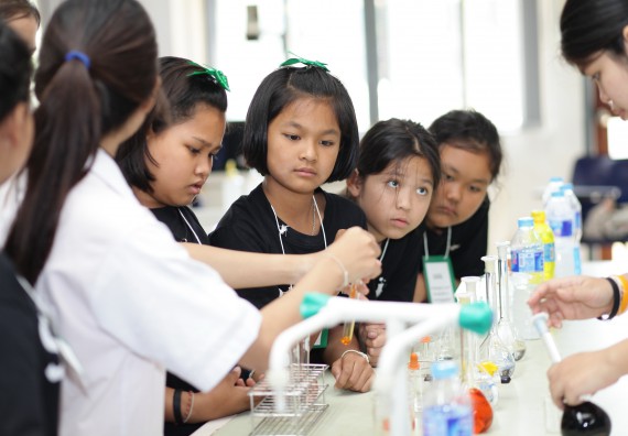 ภาพกิจกรรม คณะวิทยาศาสตร์และเทคโนโลยี จัดกิจกรรมค่ายวิทยาศาสตร์โรงเรียนเจริญสุขอุดมวิทยา