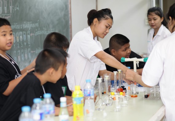 ภาพกิจกรรม คณะวิทยาศาสตร์และเทคโนโลยี จัดกิจกรรมค่ายวิทยาศาสตร์โรงเรียนเจริญสุขอุดมวิทยา