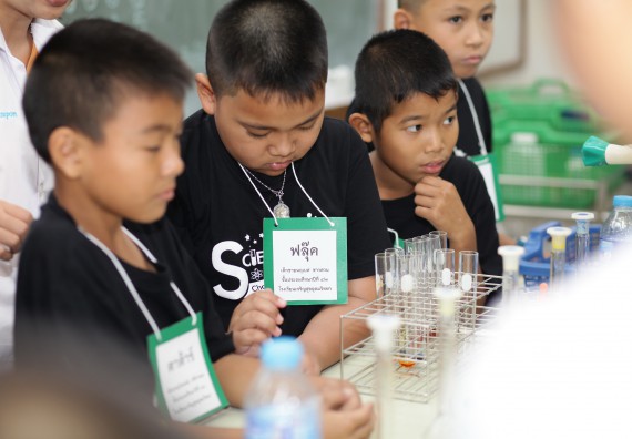 ภาพกิจกรรม คณะวิทยาศาสตร์และเทคโนโลยี จัดกิจกรรมค่ายวิทยาศาสตร์โรงเรียนเจริญสุขอุดมวิทยา