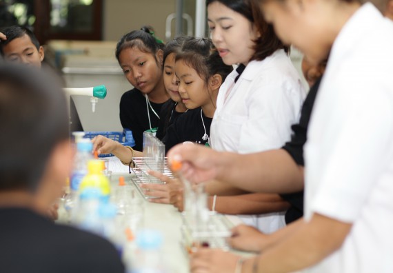 ภาพกิจกรรม คณะวิทยาศาสตร์และเทคโนโลยี จัดกิจกรรมค่ายวิทยาศาสตร์โรงเรียนเจริญสุขอุดมวิทยา