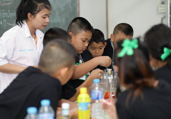 ภาพกิจกรรม คณะวิทยาศาสตร์และเทคโนโลยี จัดกิจกรรมค่ายวิทยาศาสตร์โรงเรียนเจริญสุขอุดมวิทยา
