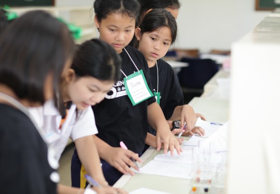 ภาพกิจกรรม คณะวิทยาศาสตร์และเทคโนโลยี จัดกิจกรรมค่ายวิทยาศาสตร์โรงเรียนเจริญสุขอุดมวิทยา