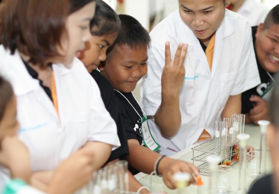 ภาพกิจกรรม คณะวิทยาศาสตร์และเทคโนโลยี จัดกิจกรรมค่ายวิทยาศาสตร์โรงเรียนเจริญสุขอุดมวิทยา