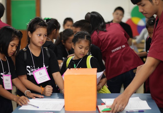 ภาพกิจกรรม คณะวิทยาศาสตร์และเทคโนโลยี จัดกิจกรรมค่ายวิทยาศาสตร์โรงเรียนเจริญสุขอุดมวิทยา
