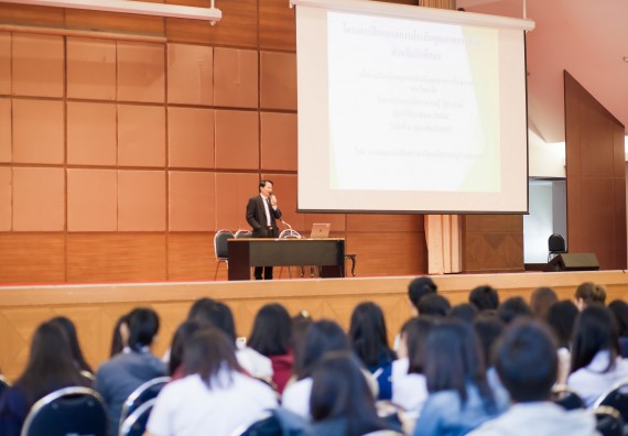 ภาพกิจกรรม นักศึกษาคณะวิทยาศาสตร์และเทคโนโลยี เข้าร่วมโครงการฝึกอบรมการประกันคุณภาพการศึกษา โดยกระบวนการจัดการความรู้ QA.KM