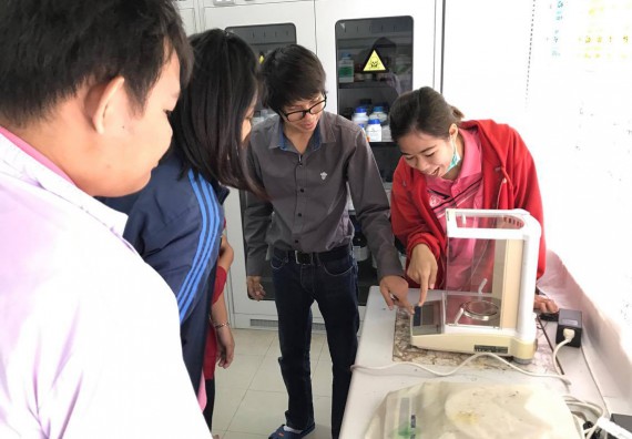 ภาพกิจกรรม โปรแกรมวิชาวิทยาศาสตร์และเทคโนโลยีการอาหาร จัดการอบรม เรื่อง การใช้เครื่องชั่งและ pH meter