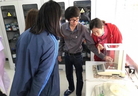 ภาพกิจกรรม โปรแกรมวิชาวิทยาศาสตร์และเทคโนโลยีการอาหาร จัดการอบรม เรื่อง การใช้เครื่องชั่งและ pH meter