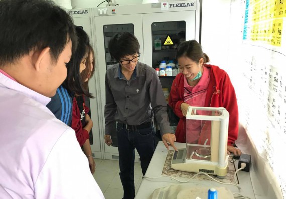 ภาพกิจกรรม โปรแกรมวิชาวิทยาศาสตร์และเทคโนโลยีการอาหาร จัดการอบรม เรื่อง การใช้เครื่องชั่งและ pH meter